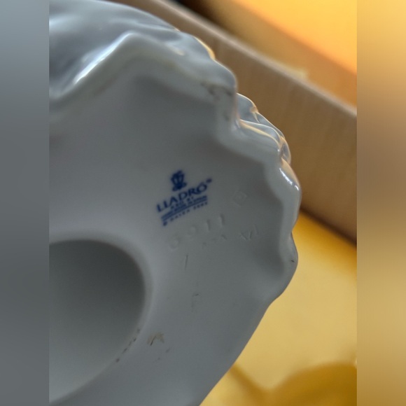 Lladro Our Savior Crucifix Figurine Tabletop - Picture 14 of 16